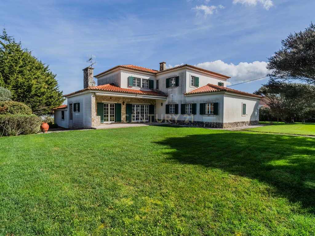 Luxuosa Moradia Isolada com jardim Privado na Venda do Pinheiro - Image 1